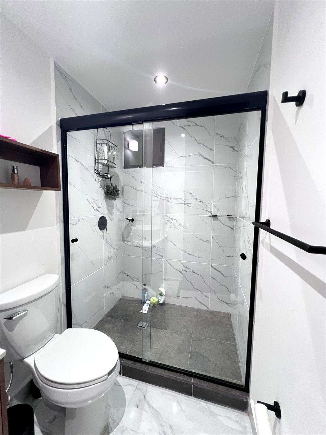Cancel de baño con perfil negro