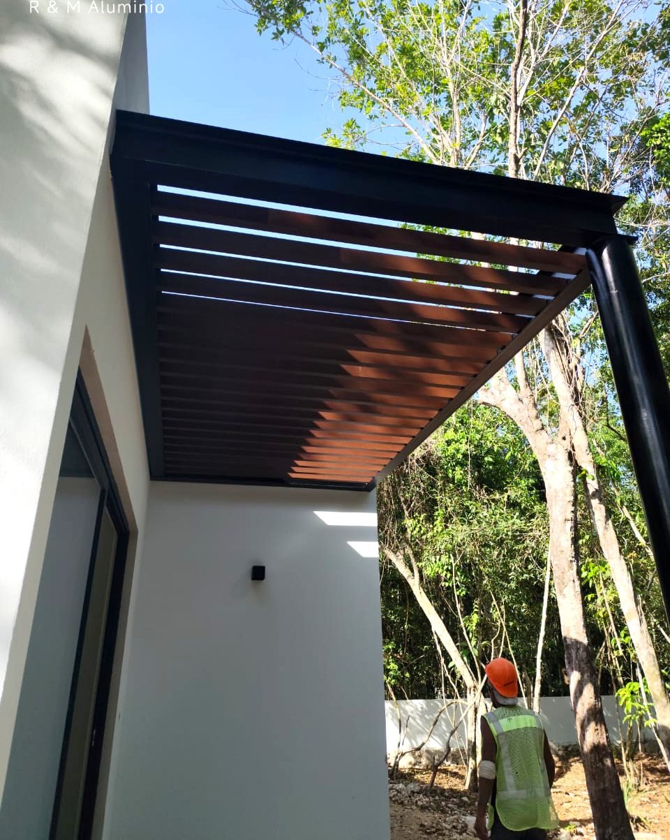 Pérgola con detalle en madera
