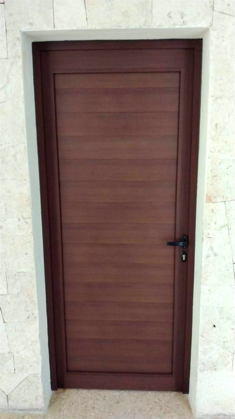 Puerta de aluminio con acabado madera