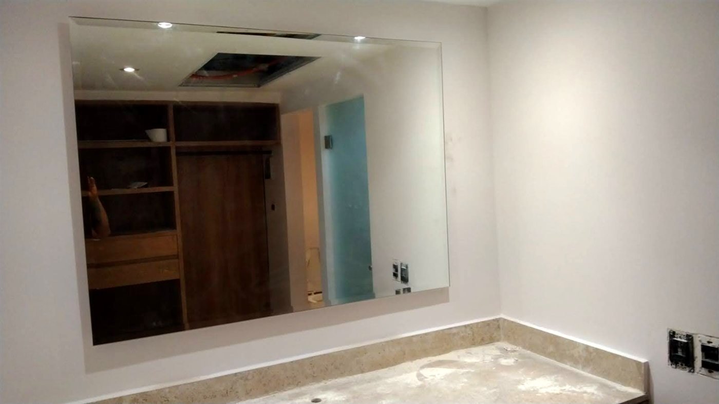 Espejo biselado instalado en un baño
