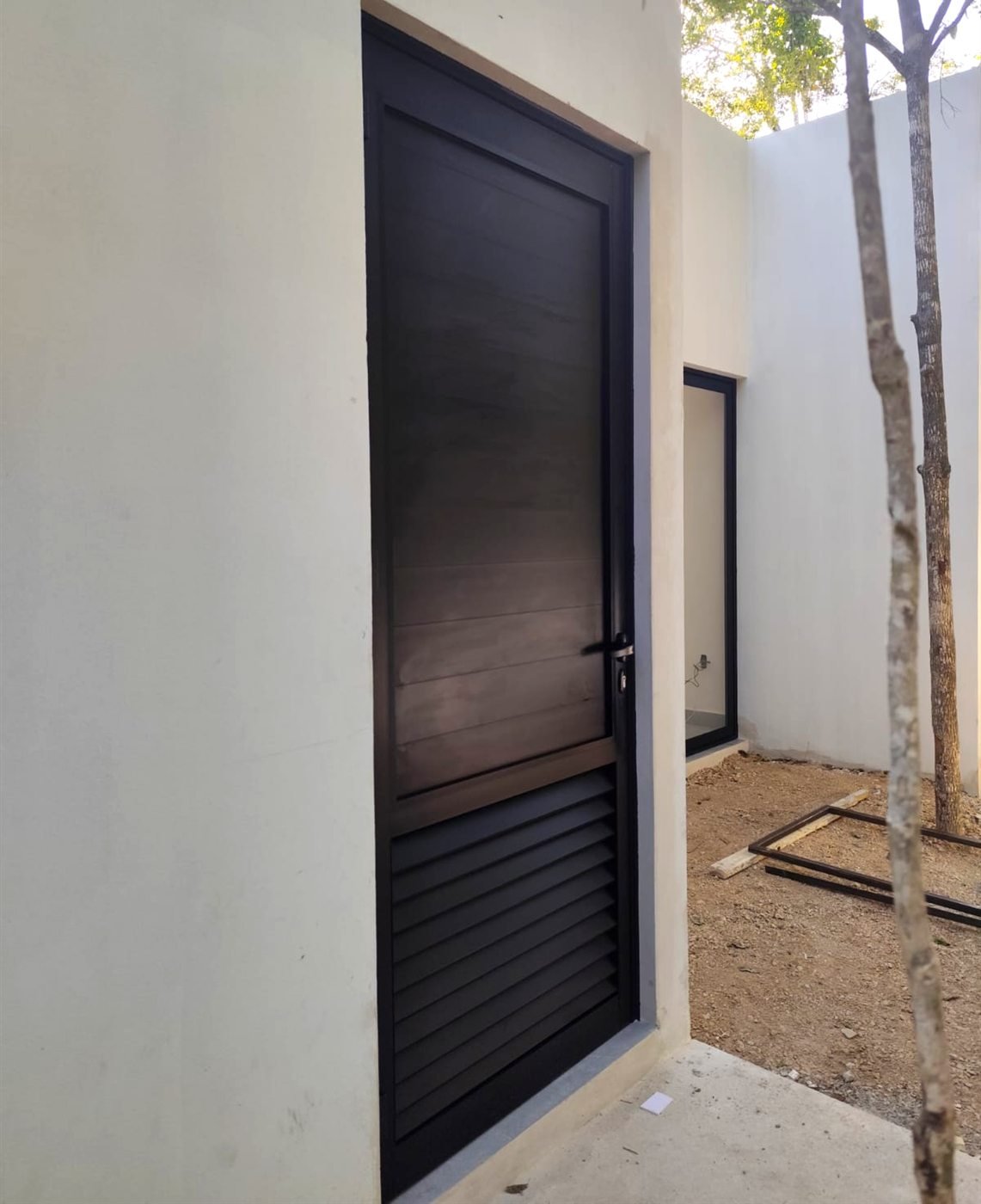 Puerta tipo lower color negro