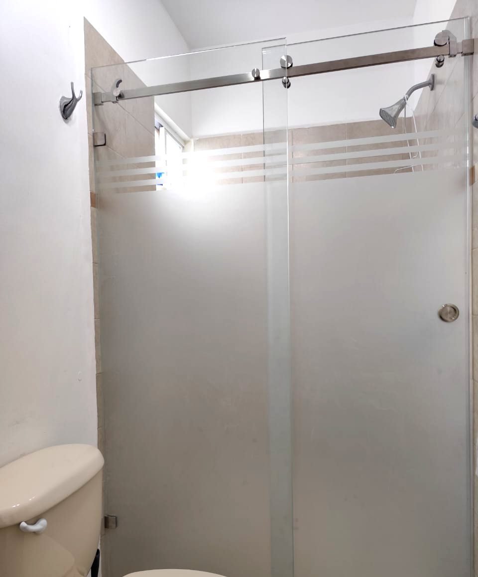 Cancel de baño Bacalar lineal con vidrio esmerilado
