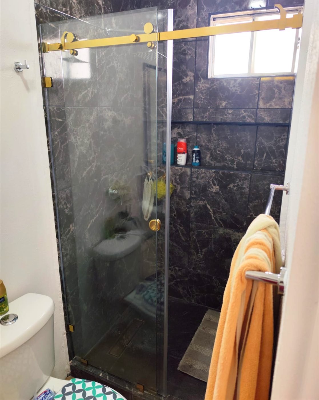 Cancel de baño Bacalar lineal transparente con herrajes dorados